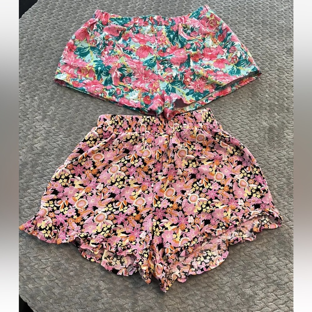 Lot 2 Girls pull on Shorts Size 7/8
